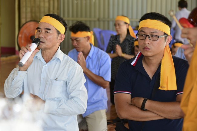 Chanting sutra, praying for rebirth of the spirit at Vinh Nghiem Pagoda
